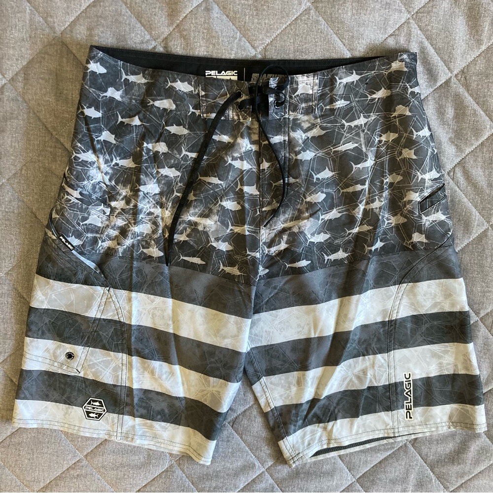 Pelagic Sharkskin Board Shorts Mens 34 Gray Americamo Gray Fish Print USA 11”